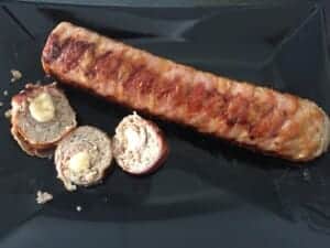 grillowana rolada z mięsa mielonego z żółtym serem