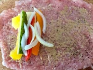 Rozbity schab z ułożonymi dodatkami