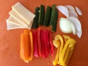 Krojona papryka, cebula i serek