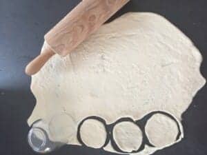 Wycinamy kółeczka w cieście na chlebek