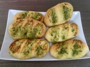 Bułeczki z masłem czosnkowym