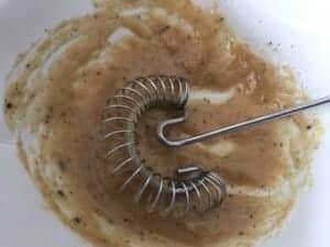 Sos musztardowy w trakcie przygotowania