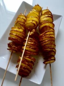 Chrupiący ziemniak na patyku