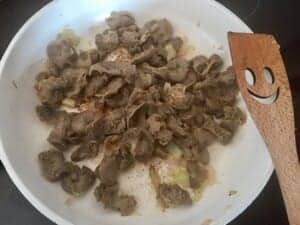 Żołądki na patelni podsmażane wraz z cabulką