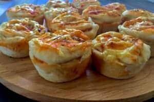 Małe babeczki o smaku pizzy
