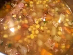 Zupa z kukurydzą ziemniakami i marchwią