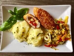 Pyszny obiad z faszerowanymi roladami