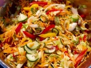 Letnia sałatka warzywna pyszny dodatek do posiłku