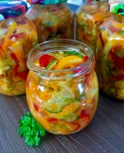 Słoikowa sałatka z warzyw Letnia sałatka w słoiku