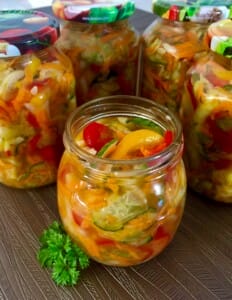 Sałatka warzywna w słoiku