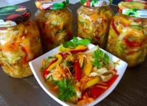 Sałatka wielowarzywna w słoikach