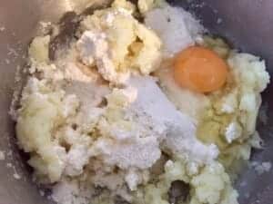 Ziemniaki rozgniatamy i łączym z mąką i jajkiem