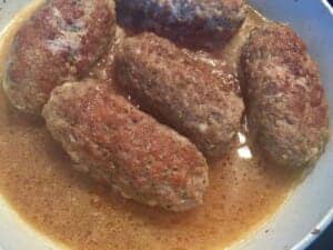 Zrazy z mięsa mielonego dusimy pod przykryciem 