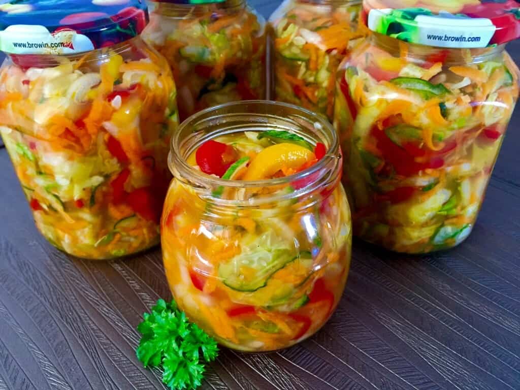 Sałatka wielowarzywna- lato w słoiczku ;)