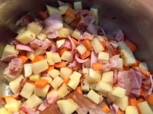 Marchew i ziemniaki przygotowane do obiadu