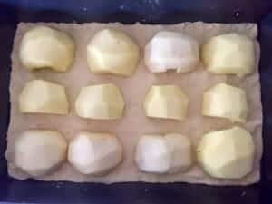 Połówki jabłek na cieście