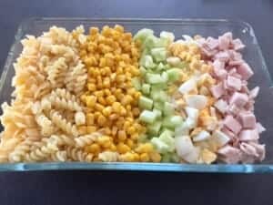 Składnki do sałatki z makaronem i szynką