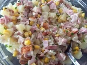 Sałatka z wędzonym kurczakiem i ananasem