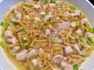 Serowy garnek z makaronem