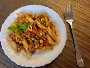 Makaron penne w sosie bolońskim