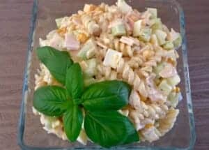 Sałatka z makaronem i szynką oraz pysznym sosem
