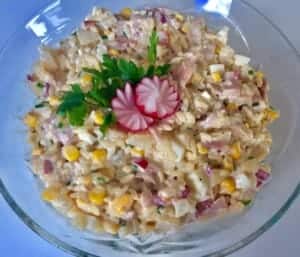 Pyszna sałatka z kurczakiem wędzonym