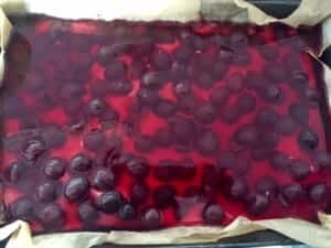 Wiśnie w galaretce na cieście