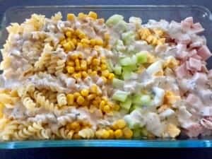 Sałatka z makaronem i pysznym sosem