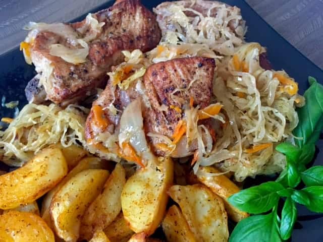 Żeberka pieczone w kapuście