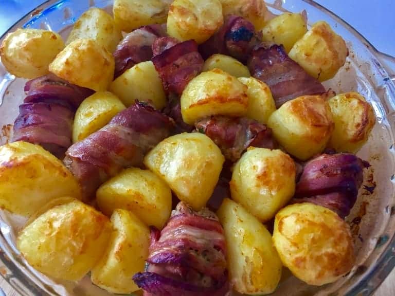 Polędwiczka pieczona w boczku z ziemniaczkami