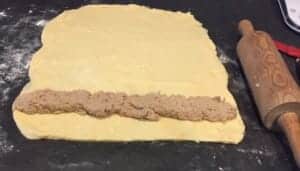 Nakładanie farszu mięsnego na ciasto kruche