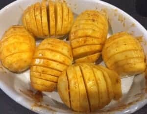 Nakładanie glazury na pieczone ziemniaczki harmonijkowe