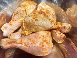 Obsmażanie kawałków kurczaka na patelni