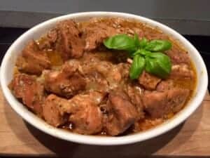 Gotowy gulasz wieprzowy z piekarnika po upieczeniu