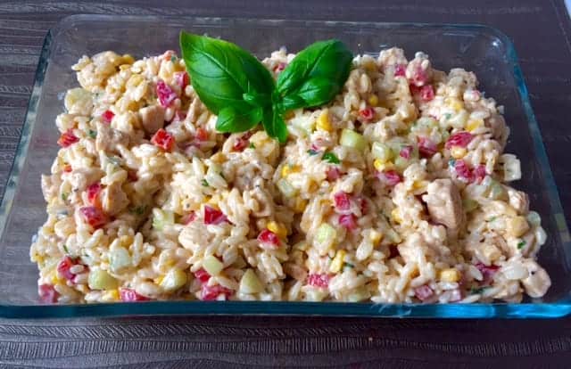 Sałatka z kurczakiem i makaronem ryżowym