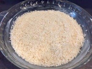 Surowy ryż wsypany do naczynia żaroodpornego