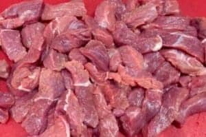 pokrojone mięso wołowe na klasyczny strogonow