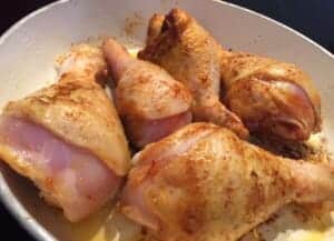 Obsmażanie mięsa na patelni przed dalszym przygotowaniem