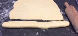 Zawijanie ciasta z farszem na paszteciki