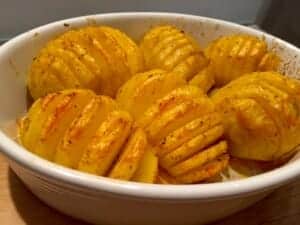 Pieczone ziemniaki przed umieszczeniem w piekarniku