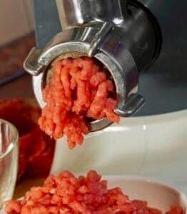 Mieszanie składników na tatar wołowy