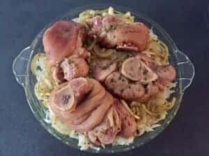 Golonka ułożona na kiszonej kapuście przed pieczeniem