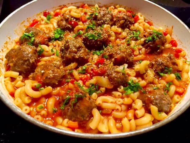 Klopsiki w sosie pomidorowo-paprykowym z makaronem  (danie jednogarnkowe)