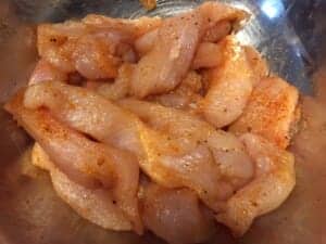 Przygotowanie mięsa na domowe stripsy