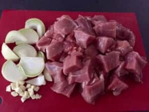 Składniki przygotowane do gulaszu z piekarnika