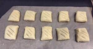 Przygotowane do pieczenia paszteciki z ciasta półkruchego z mięsem