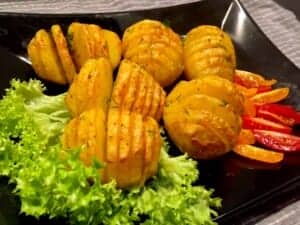 Podanie pieczonych ziemniaków z dodatkami