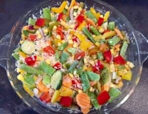 Warzywa ułożone na surowym ryżu