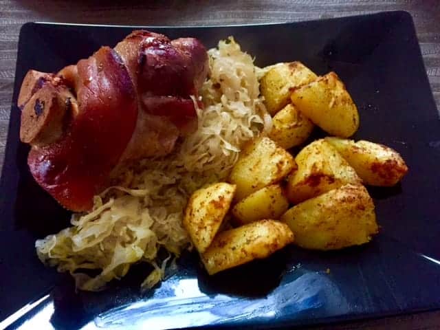 Golonka pieczona w piwie i kapuście