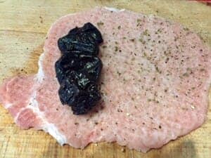 Schab przygotowany do nadziewania śliwką